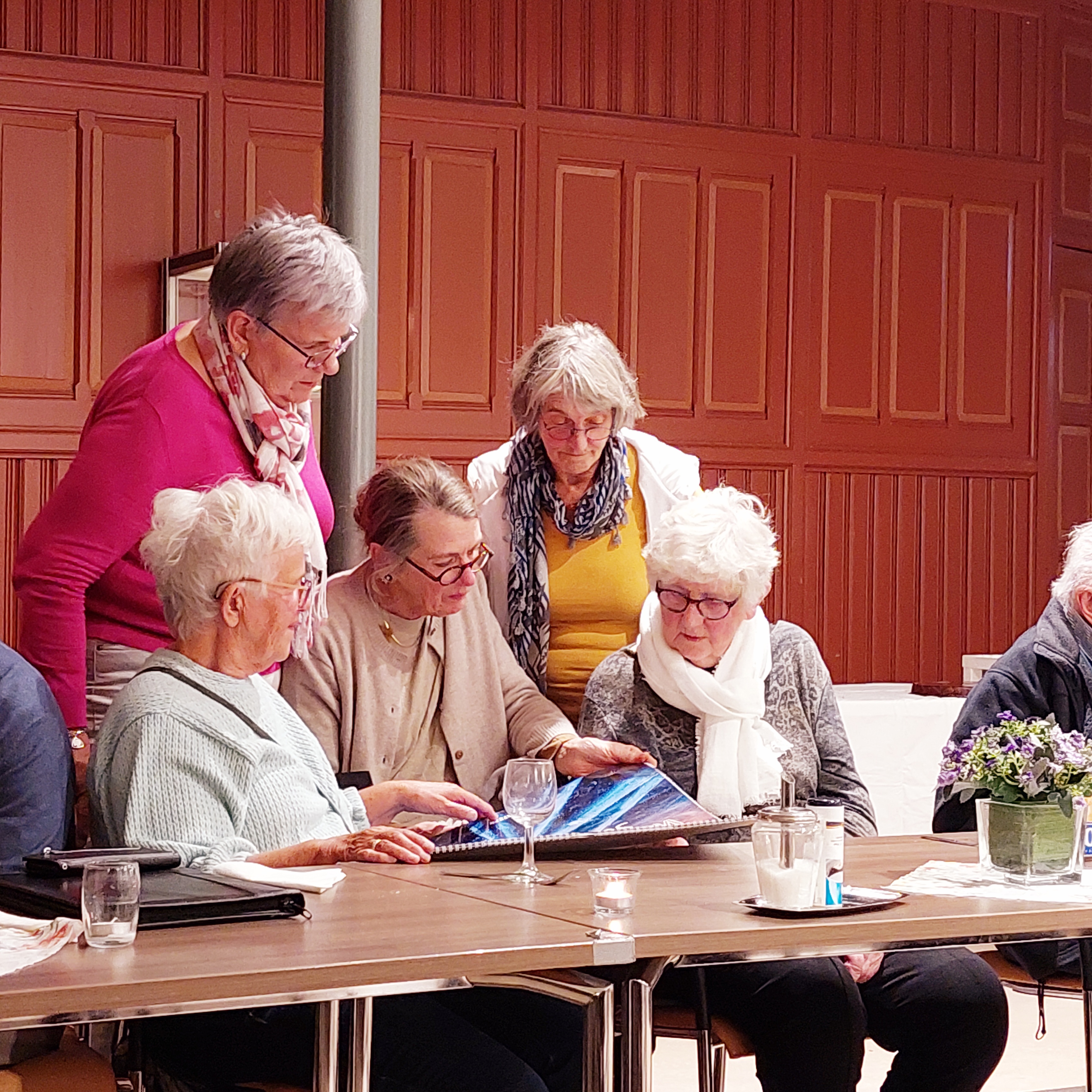 Foto: Katrin Wendt, Gruppe aus Partnergemeinde in Schagen am Tisch