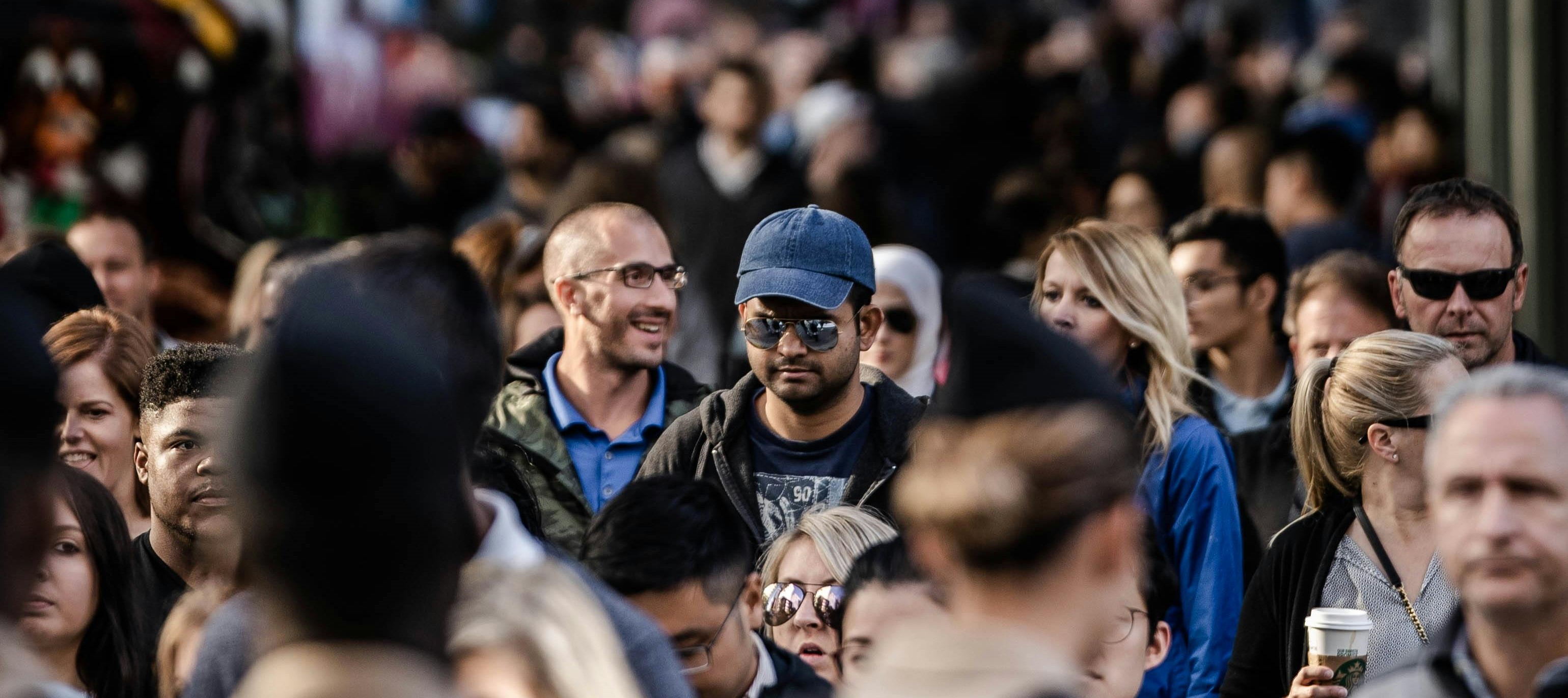 Foto von Cameron Casey: https://www.pexels.com/de-de/foto/menschen-auf-dem-burgersteig-selektives-fokusfoto-1687093/