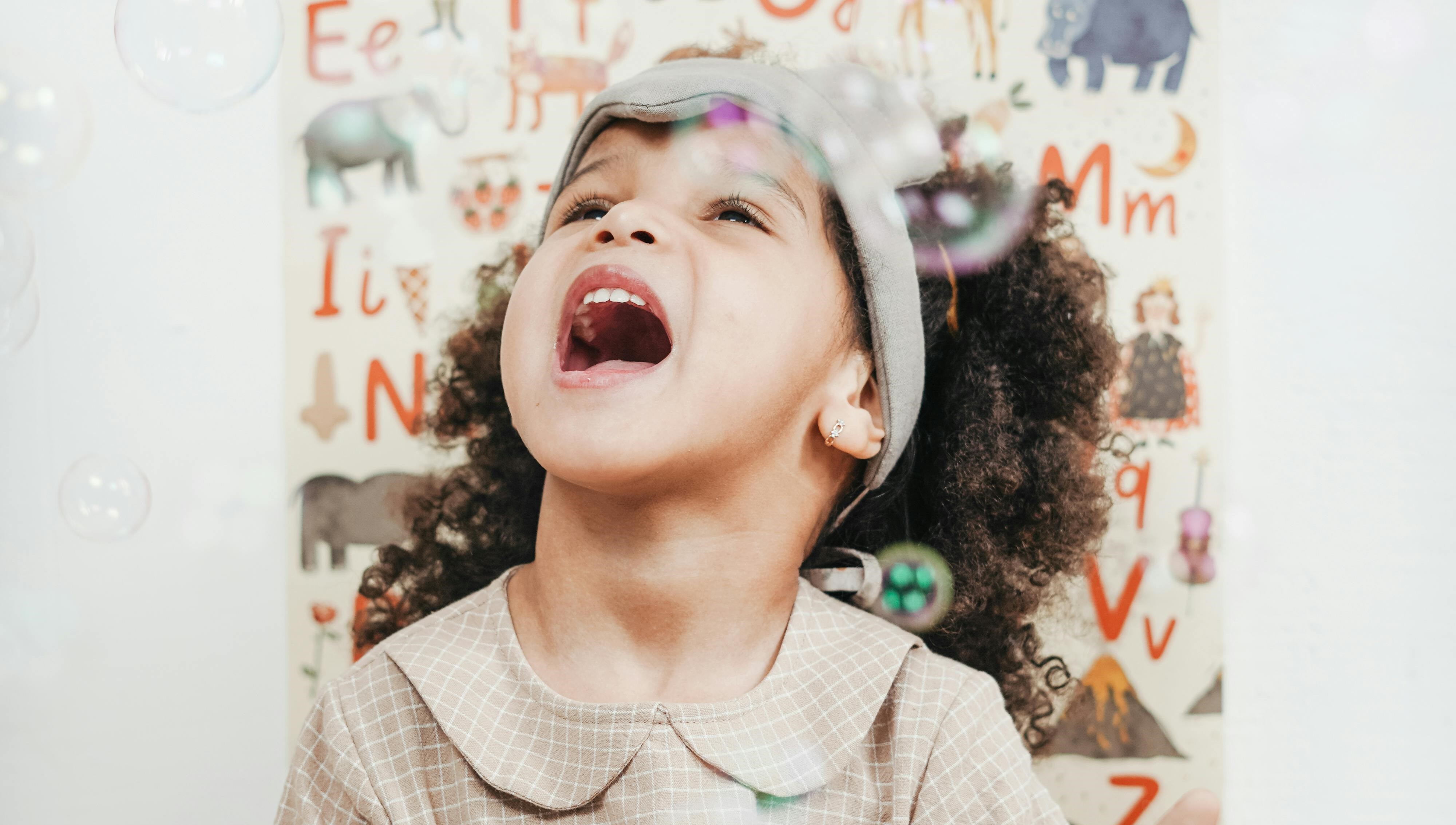 Foto von cottonbro studio: https://www.pexels.com/de-de/foto/madchen-in-einem-karierten-kleid-singend-3662764/